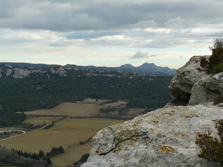 Les Alpilles  Les Opies au loin 8