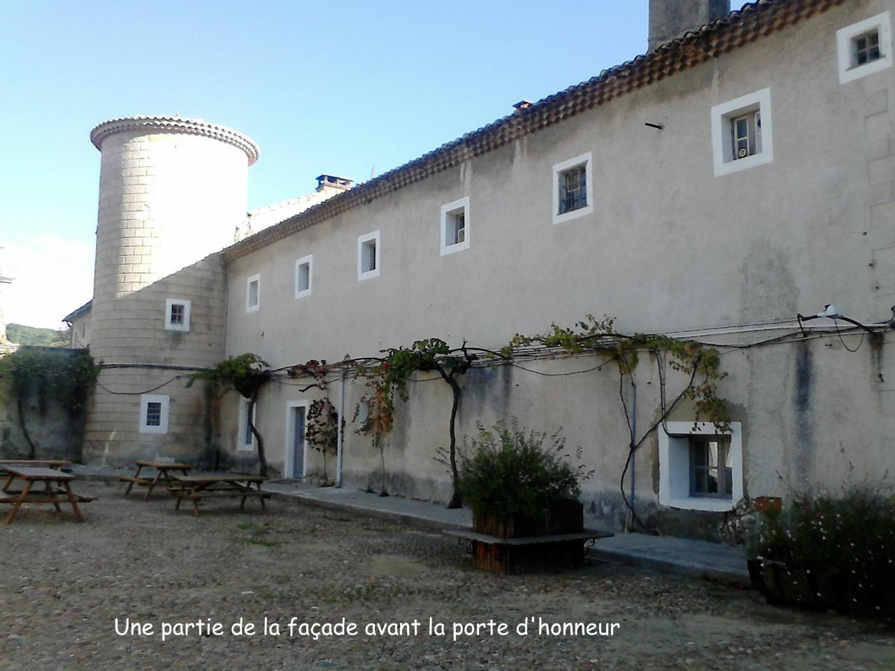 Le mur extérieur entre les deux tours provençales