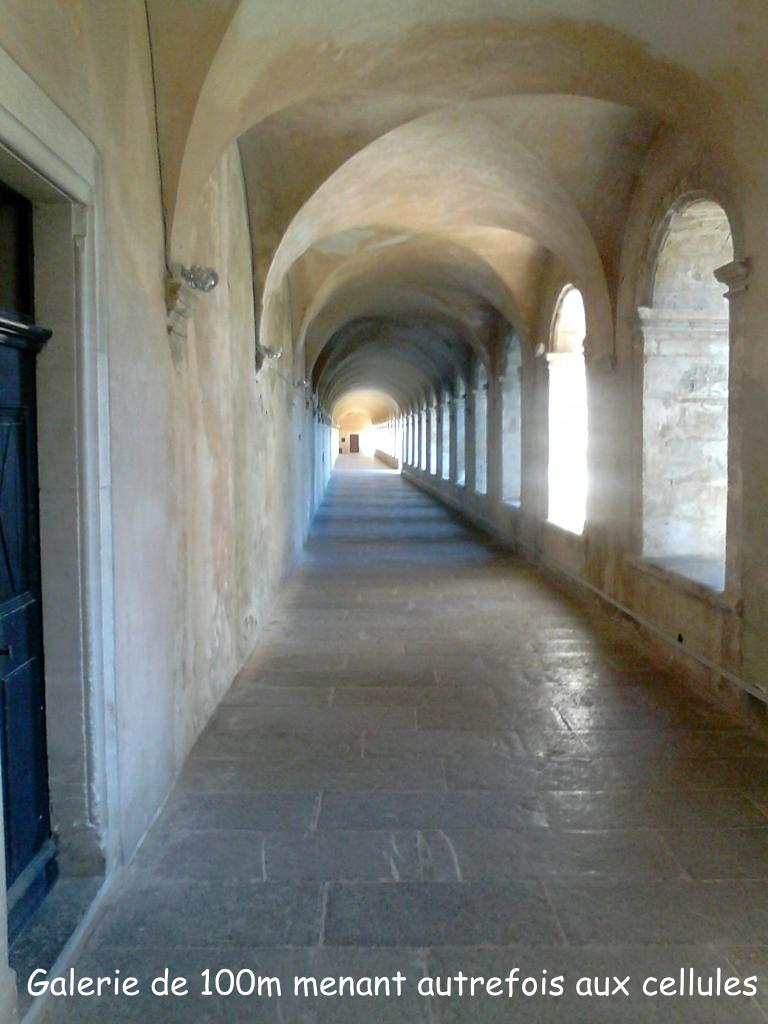 Le long couloir du grand cloître 