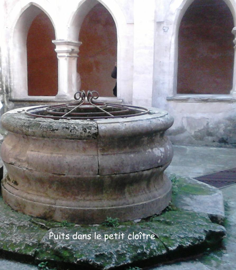 Le puits dans le petit cloître