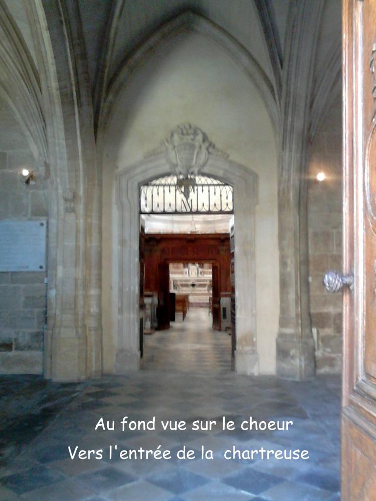 Vue en enfilade de l'entrée jusqu'au choeur de l'église des chartreux