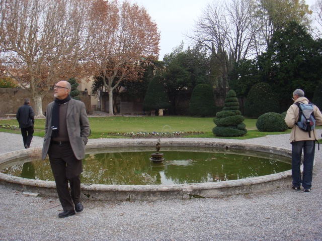 Le pavillon Vendome méditation près du bassin