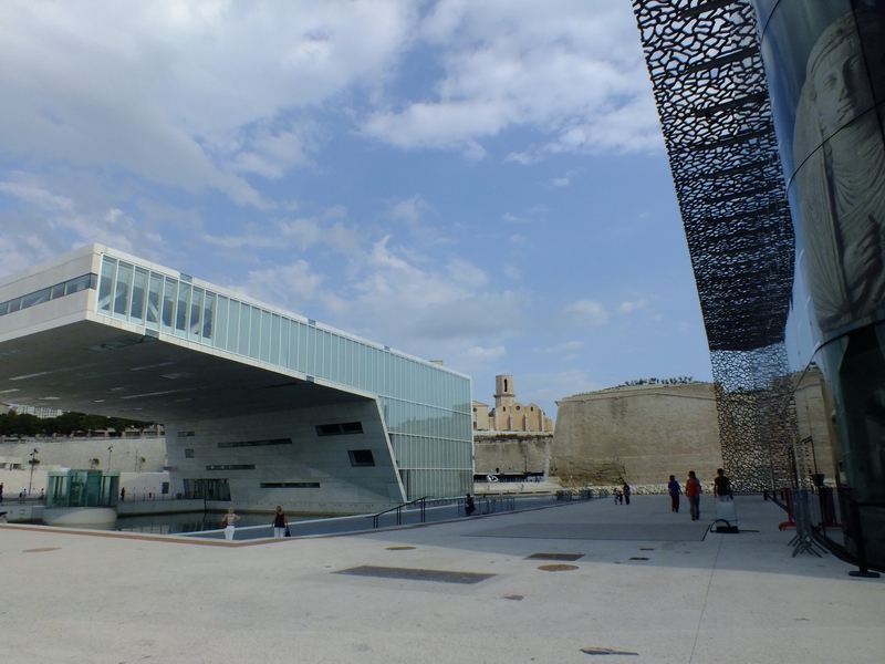 La villa méditerranée et en fond l'église St Laurent