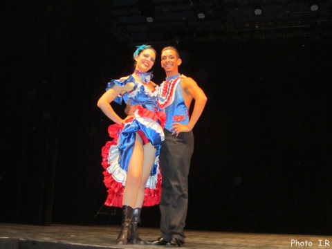 Danseuse et danseur du French can can à l'espace Ch Trenet