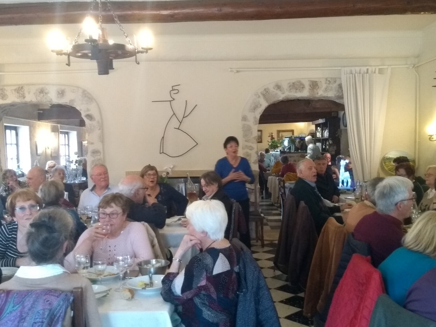 Tout le monde reprend en chœur les chansons de Christiane.