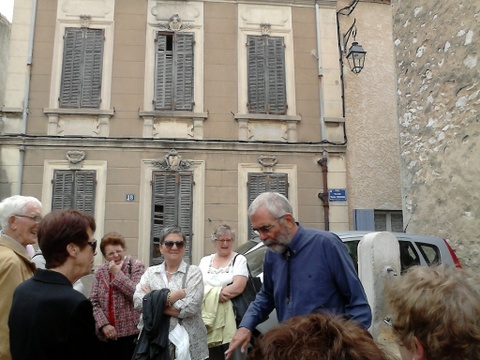 La Treille Le guide et le groupe place de la fontaine