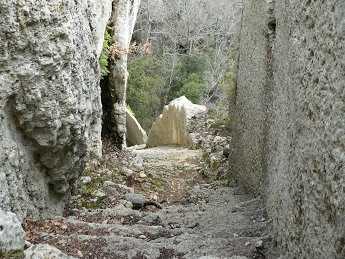 Luberon:) Pas du Renard-Sivergues-Fort de Buoux 8