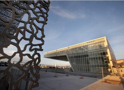 Esplanade et une partie du Mucem à G et la villa Méditerranée