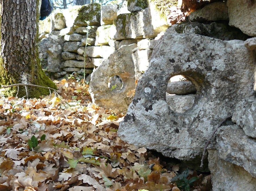 Luberon: Saint Pantaleon Anneau pour accrocher les anes