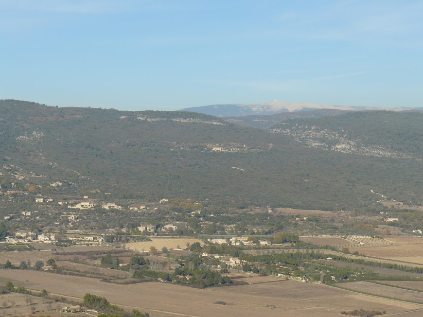 Luberon: Saint Pantaleon En fond le Mt Ventoux