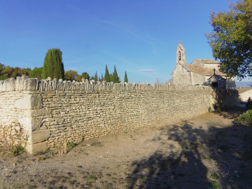 Luberon: Saint Pantaleon Eglise et son mur de pierres dans tous ses états