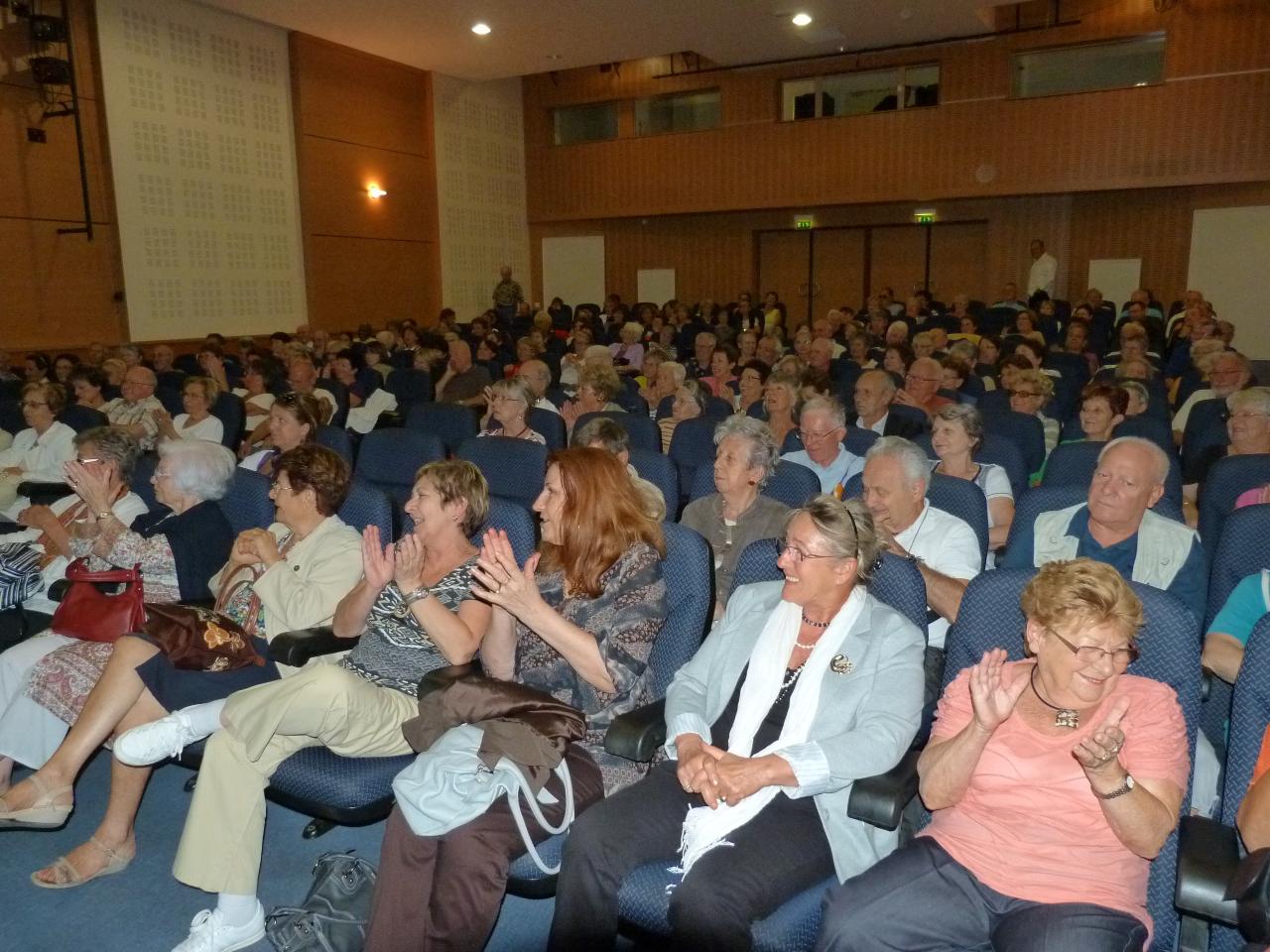 Les hotesses au premier rang de l'assistance