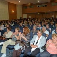 Les hotesses au premier rang de l'assistance